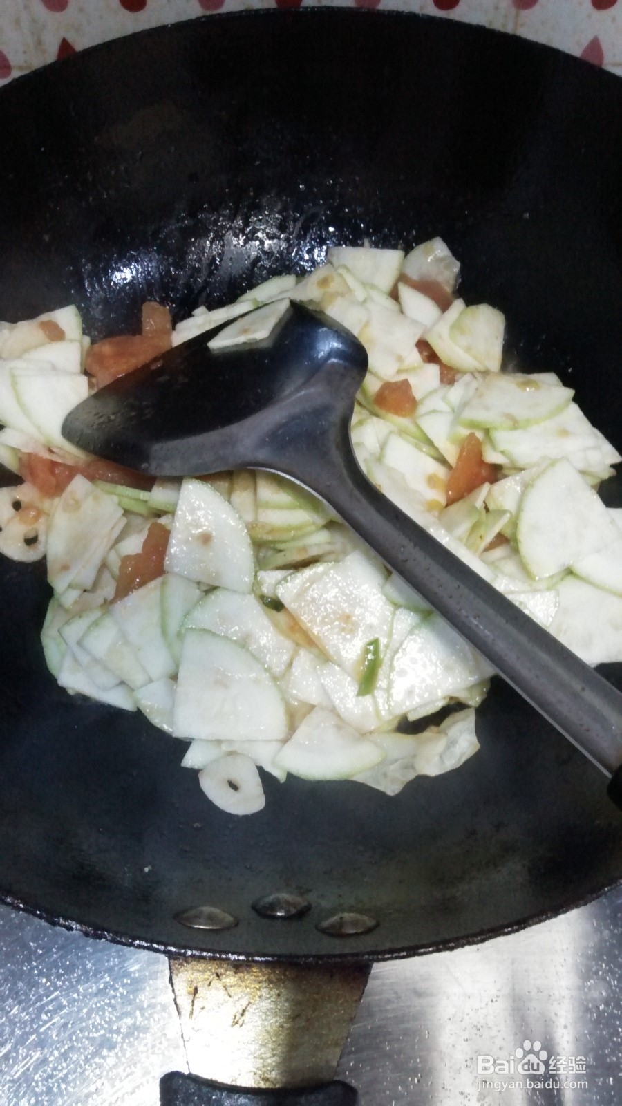 西红柿炒西葫芦,巧剥西红柿皮