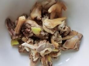 茶树菇炒鸡肉的做法