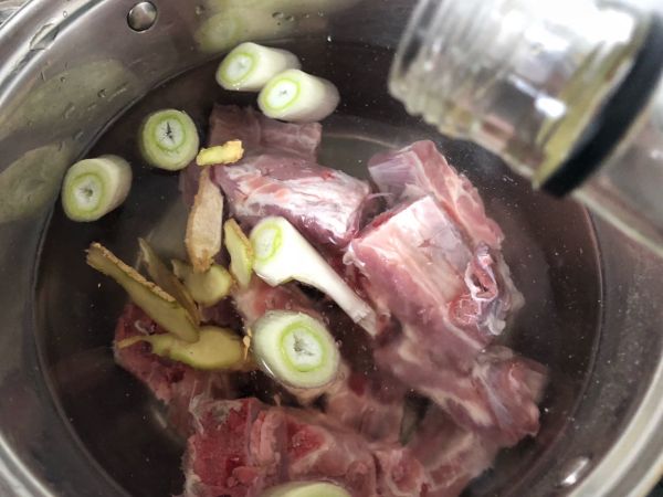 红烧土豆胡萝卜炖排骨