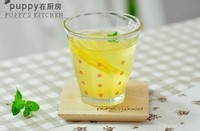 自制柠檬片蜂蜜泡水，养生又美容！