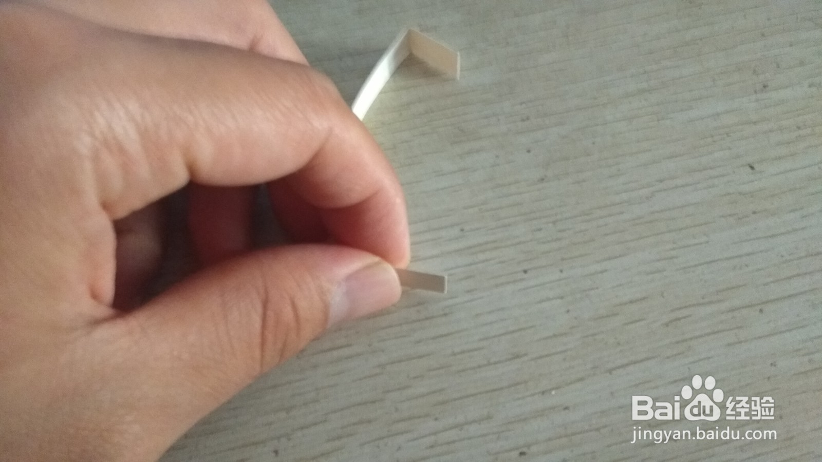 如何用细长的素描画纸做半圆形简易的钢笔的支架