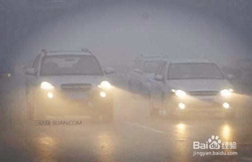 如何在雾天开车