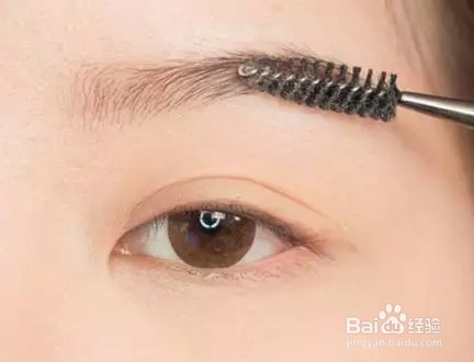 眼部化妆详细步骤？