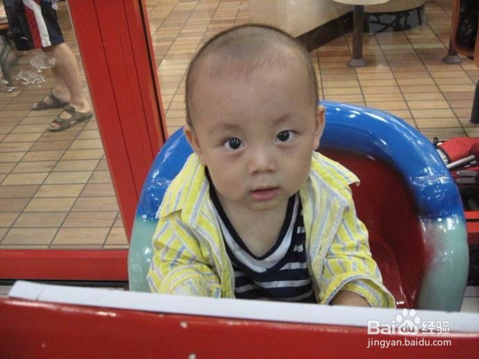 带孩子坐摇摇车这些问题很重要