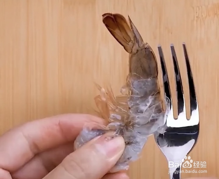 如何快速剥掉虾壳