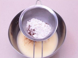 果冻夹心慕斯蛋糕卷怎么做？