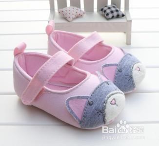 如何给宝宝选够学走路的鞋子