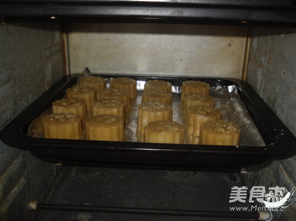 广式咸蛋黄莲蓉月饼