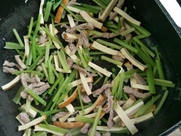 芹菜肉丝炒香干