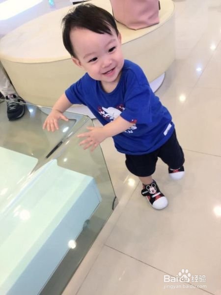 孩子如何学走路