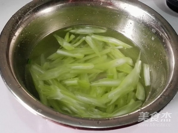 肉片花菜梗的做法