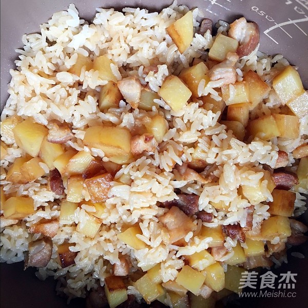 土豆五花肉焖饭