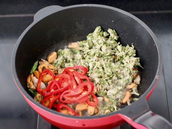 槐花鸡蛋海虹小炒