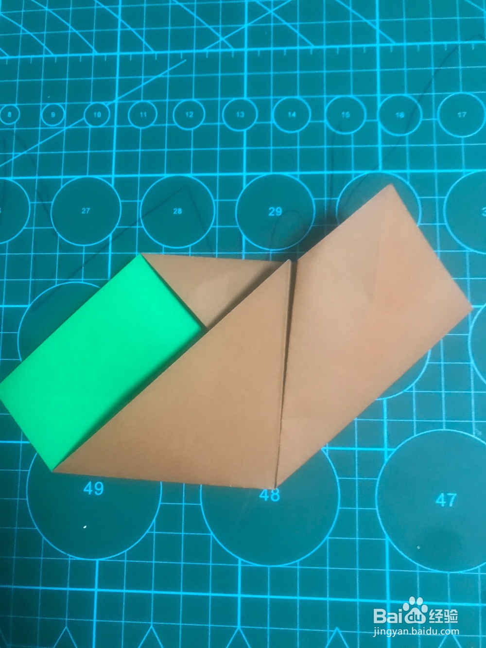 一个桃心上面带着叶子如何折?