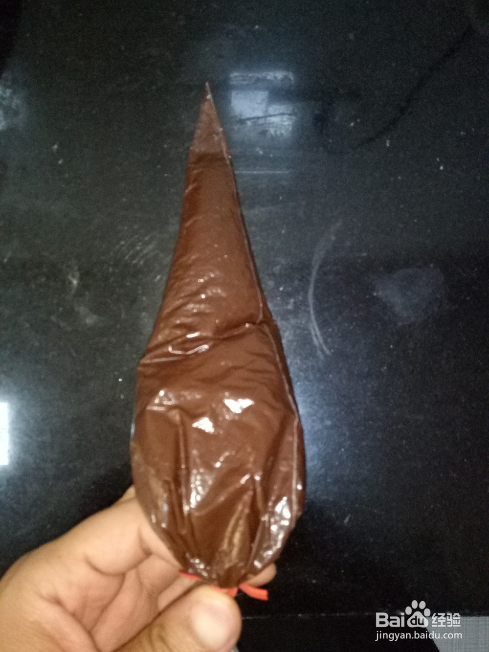 制作巧克力树叶形状的配件。