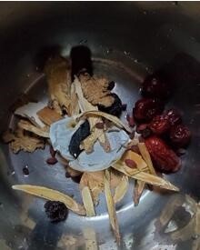 怎么调理出一道美味的乌鸡煲十全大补汤 ？