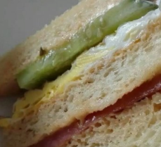 煎蛋火腿三明治