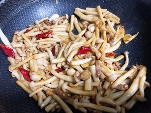海鲜菇炒肉的做法