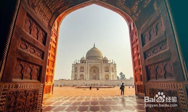 摄影创作中，如何通过构图突出主体？