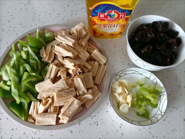 木耳腐竹炒青椒