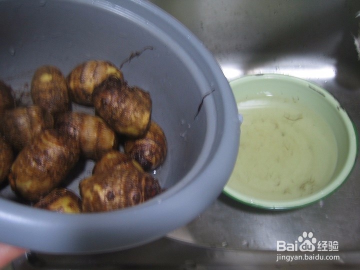 老年人怎样用电饭煲煮芋头