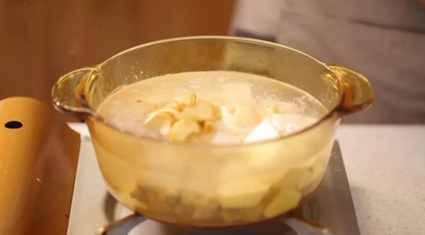 冬虫夏草海底椰排骨汤