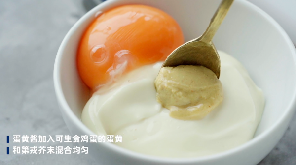熔岩炙烤三文鱼窝蛋饭在家怎么做