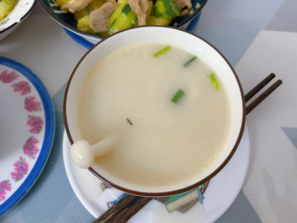 鲫鱼鱿鱼海鲜菇汤