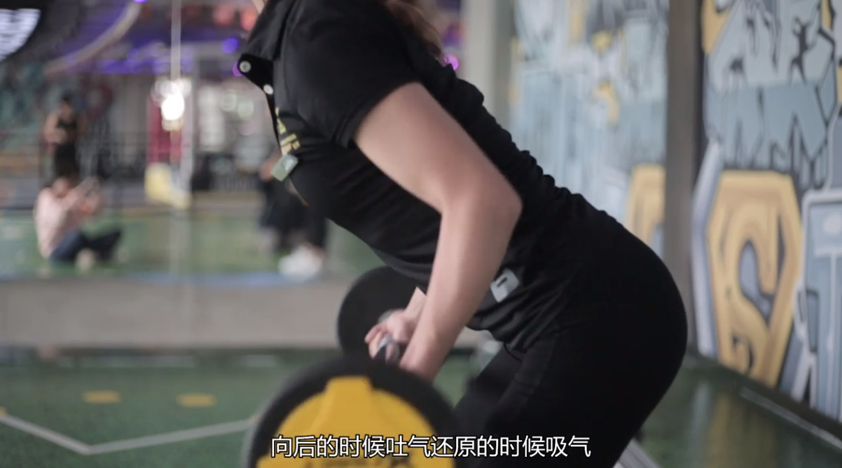 美化背部训练:怎样做反手杠铃划船