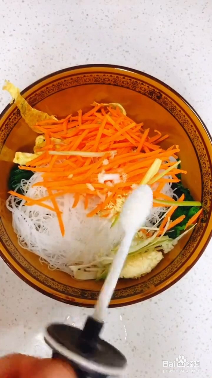如何制作凉拌菠菜蛋皮粉丝