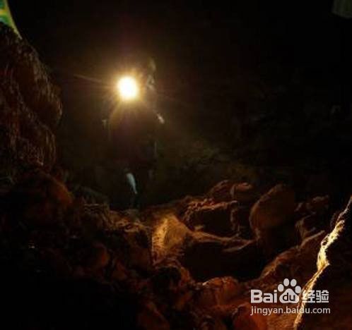 强光手电色光不同功能不同