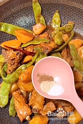 如何制作一道美味的排骨炖豆角