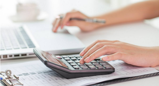 王小姐是卖鞋的,一只鞋进货价45元,甩卖30元,顾客来买双鞋给了张100元,王小姐没零钱,于是找邻