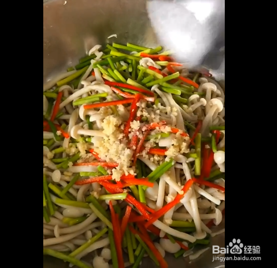 麻辣蒜苔凉拌青椒蘑菇的制作方法