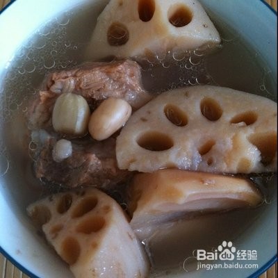 制作排骨莲藕汤