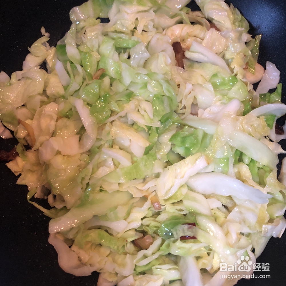 不费事做腊肉包菜粉丝
