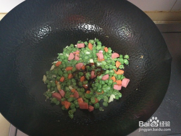 豆角丁炒面包的做法