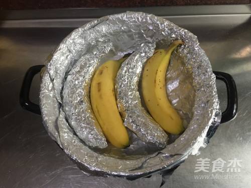 放入锡纸包好的香蕉