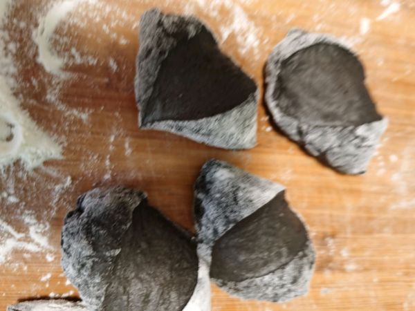 黑色茴香肉包(墨鱼汁版)