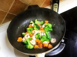 时蔬坚果炒虾仁的做法