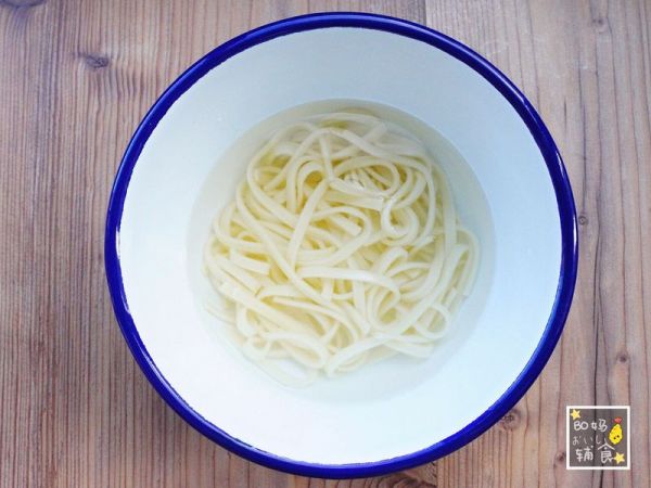 菠萝酸奶鲜虾拌乌冬