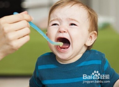 给宝宝添加辅食的时间和具体操作方式