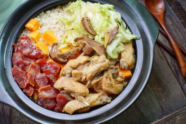 广式腊味滑鸡煲仔饭
