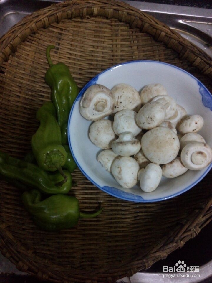 青椒配口菇，炒出来的清香
