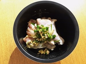 鲜香诱人的葱油鸡腿