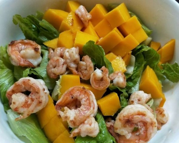 芒果虾仁坚果沙拉