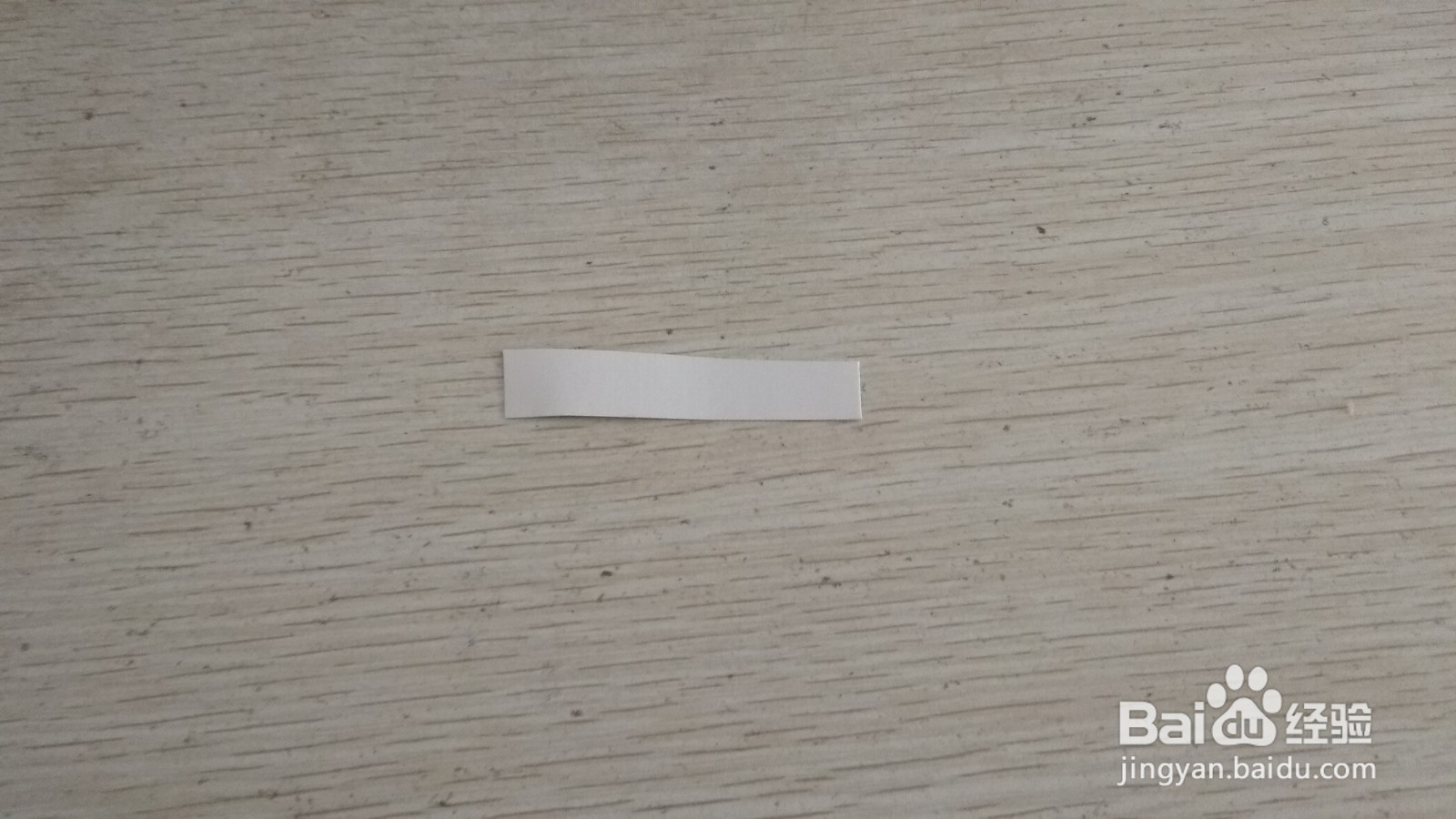 如何用一块长方形硬卡纸做三支中性笔的简易支架
