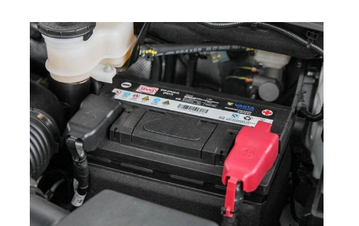 比亚乔X7电瓶在哪