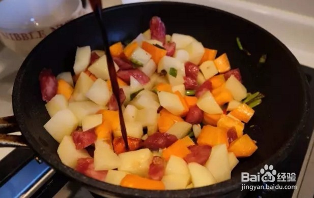 如何做腊肠土豆焖饭？