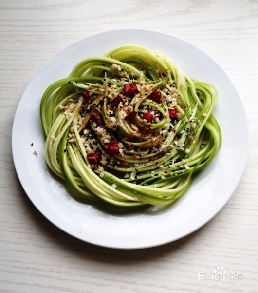 如何做一道凉拌西葫芦。